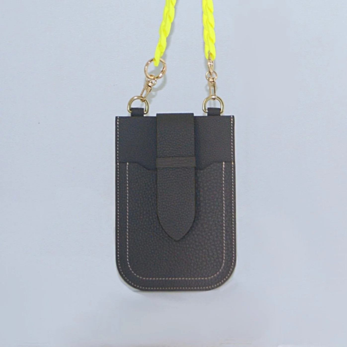 Pochette "Main Libre" cuir grainé taupe pour téléphone