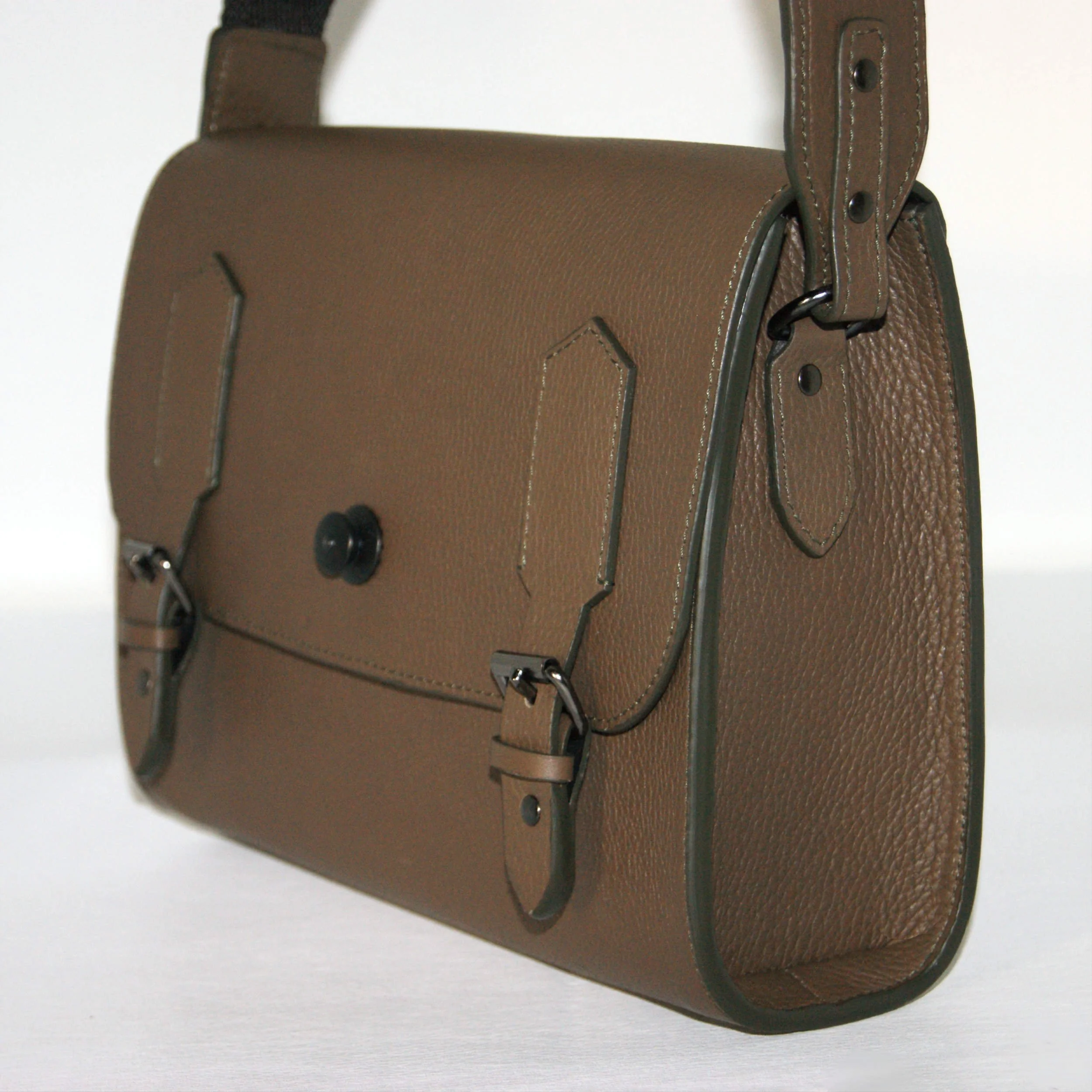 atelier-clarus-sac-artisan-kaki-vue-semi-profil-rapproche.JPG