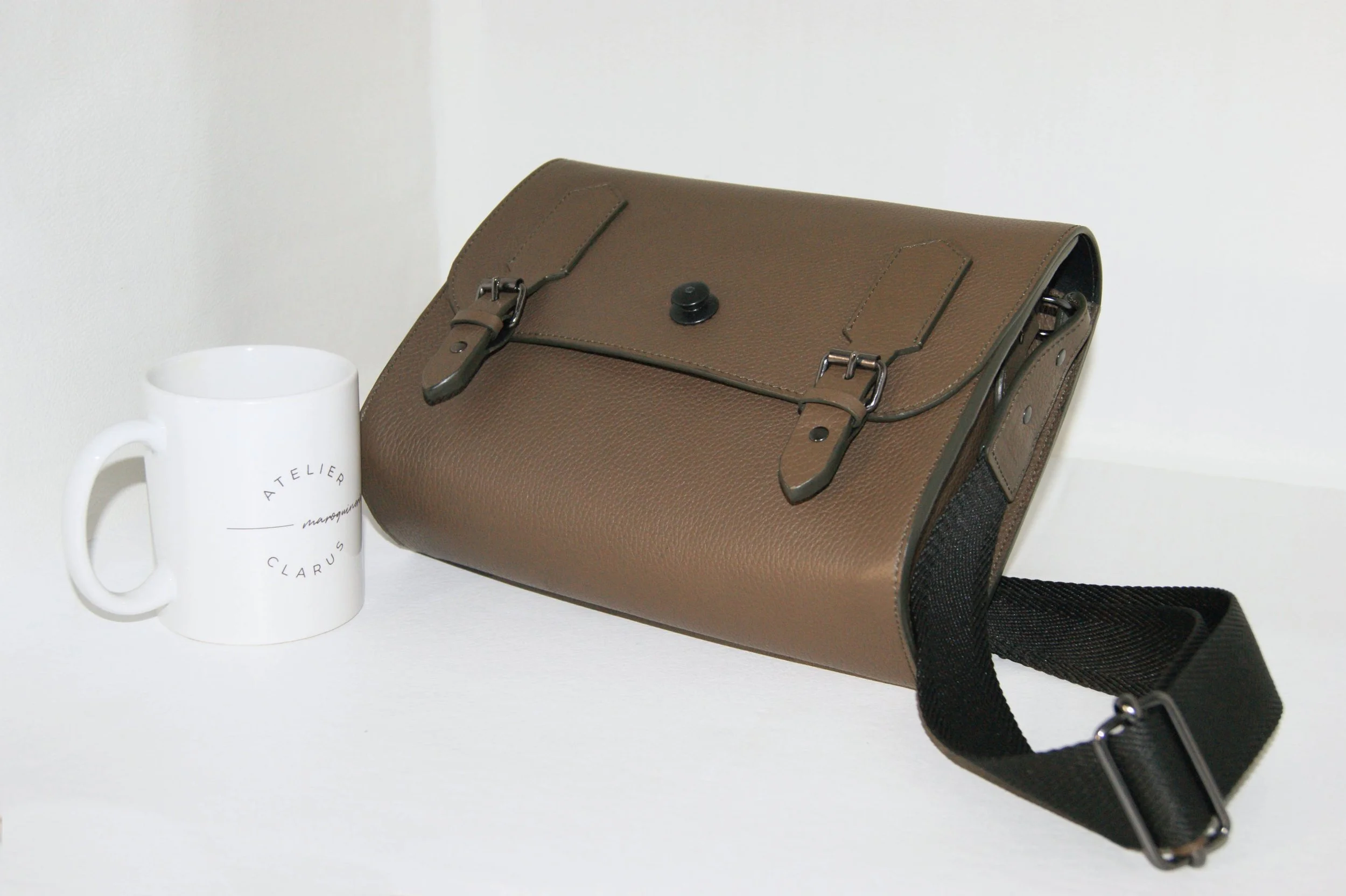 atelier-clarus-sac-artisan-kaki-vue-pose.JPG