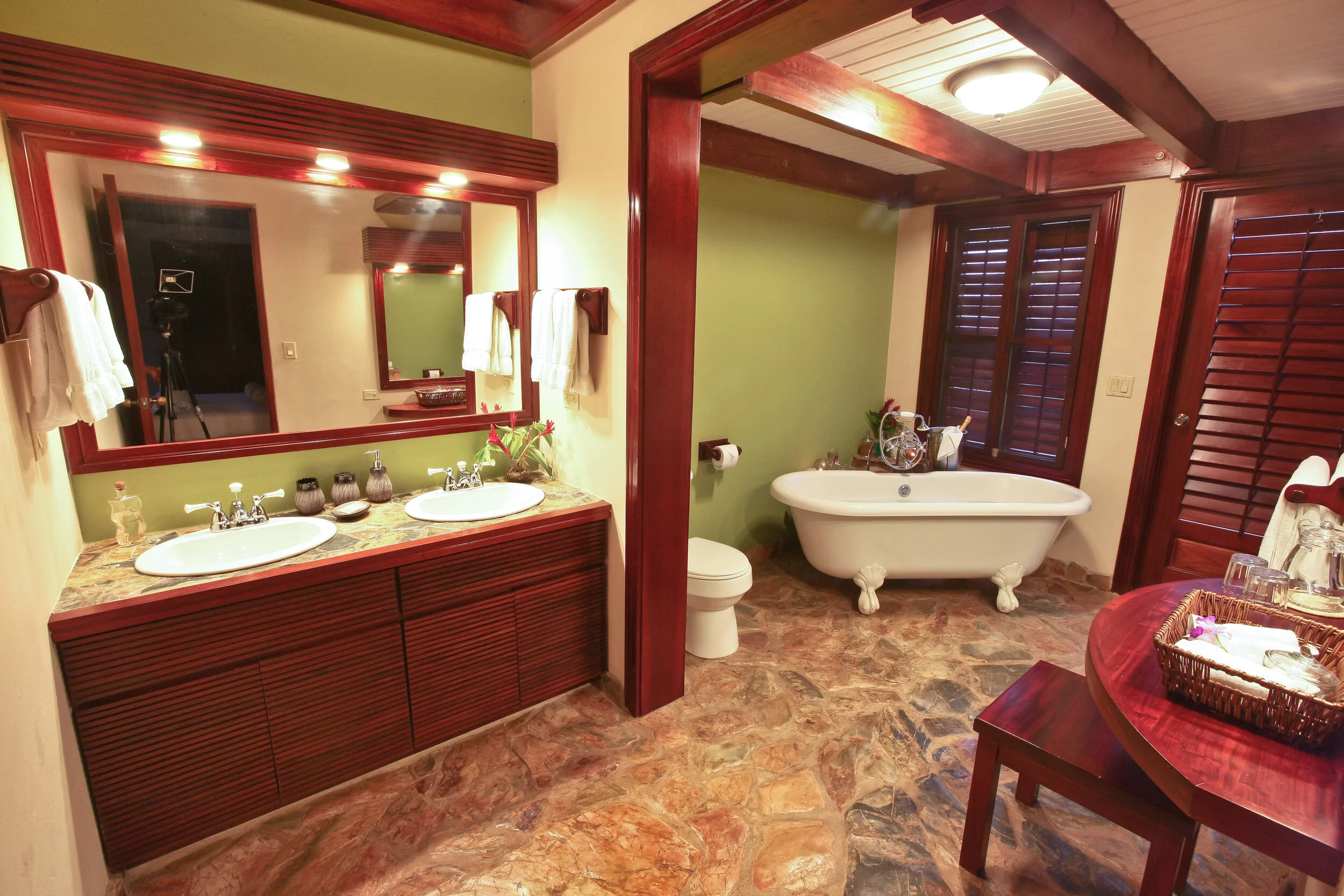 Estate Suite - Ensuite Bathroom.jpg