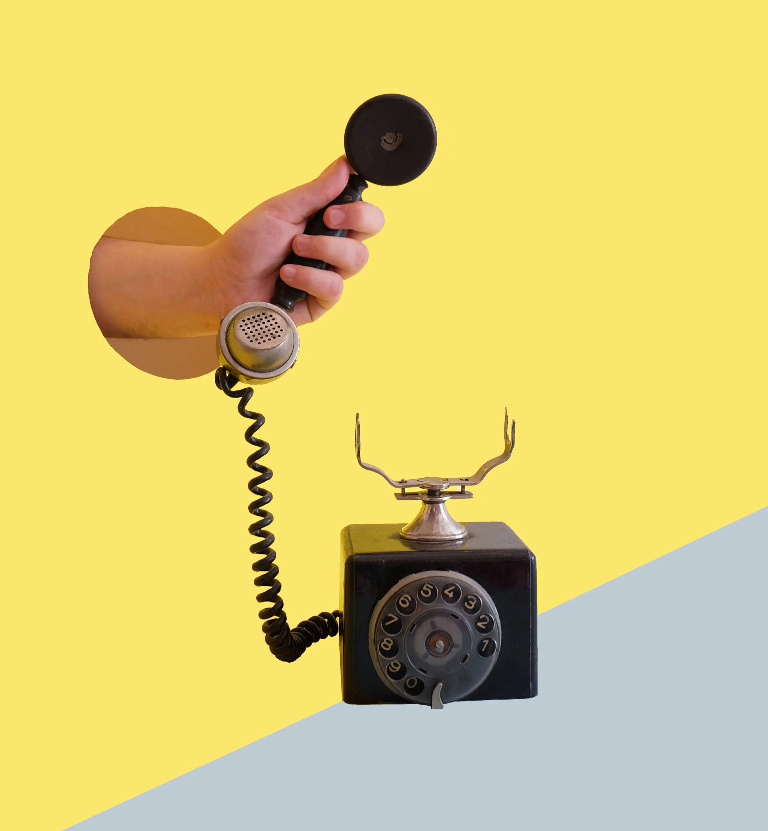hand+holding+an+old+fashioned+telephone+receiver