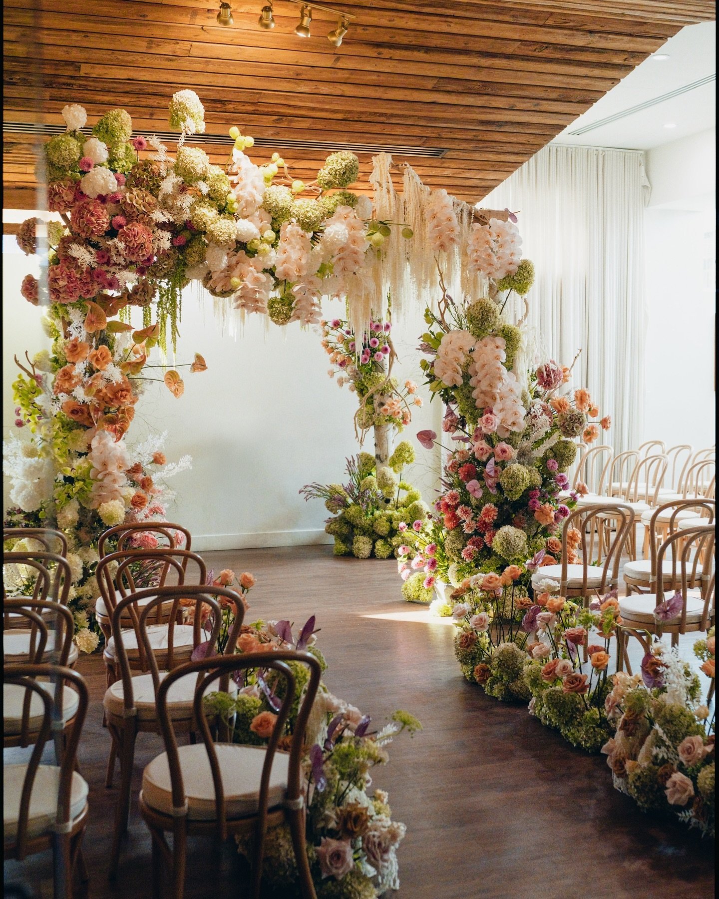 In love with these colorful, wild blooms by @iviejoyfloralarts for L&amp;Z🩷

Planning: @saralandonevents 
Venue: @modernhaussoho 

#filmweddingphotographer #nycweddingphotographer #documentaryweddingphotographer #thefindlab #filmisnotdead #nycweddin
