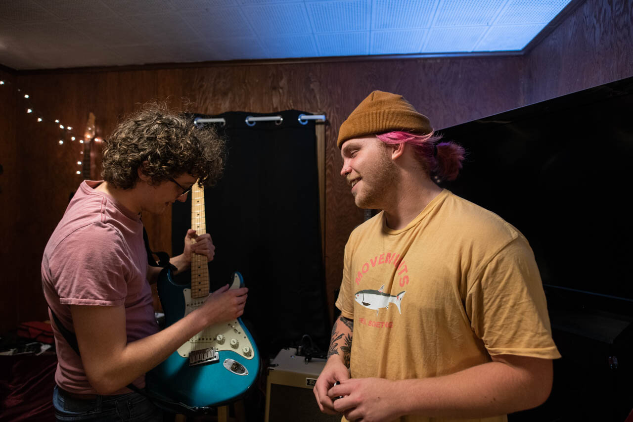  Dunlap (right) shows off his new guitar strings to Tompkins (right) on Sunday, November 24, 2019. 