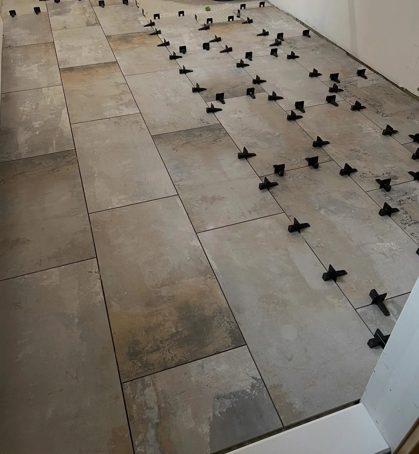 Flat, the way it should be. #tile #levelingclips #selfleveling #schlutersystems