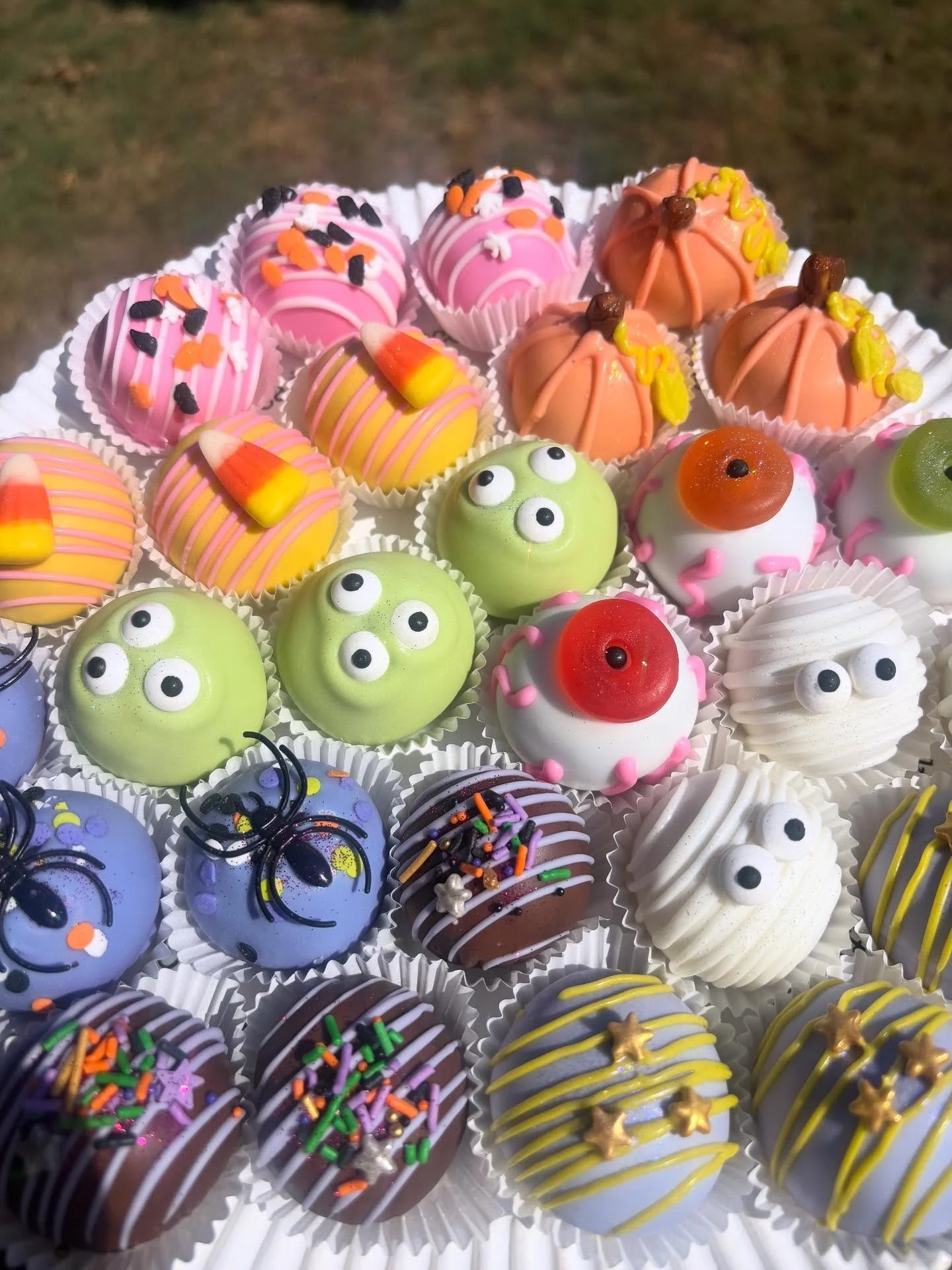 Spooky season is officially here!🦇🎃👻

Halloween Cakeballs are here, DM to order today!