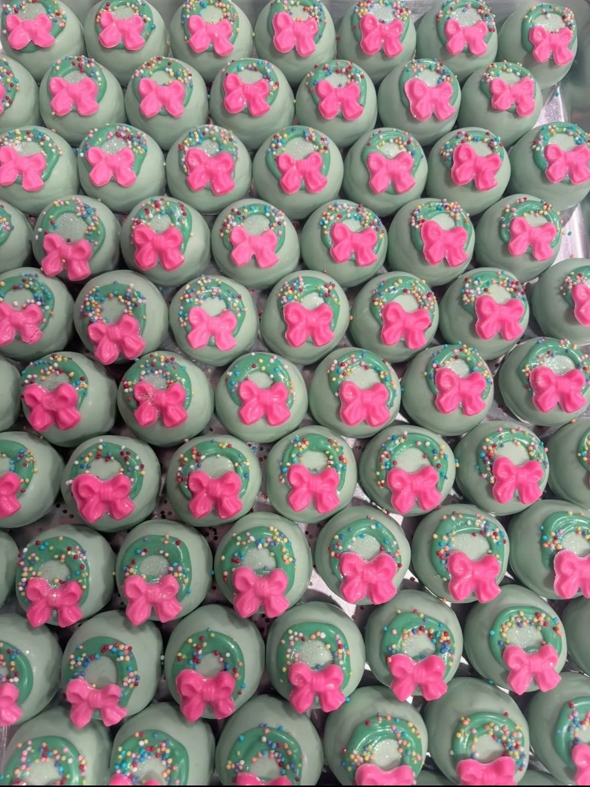 It&rsquo;s tiiiiiiiiiiime~* for Christmas Cakeballs!!! 🎄

A little late to the game this year but Cakeballs will be ready for pickup from the 15th-24th! Perfect for corporate, teacher, and neighbor gifts! DM or fill out an inquiry on my website to o