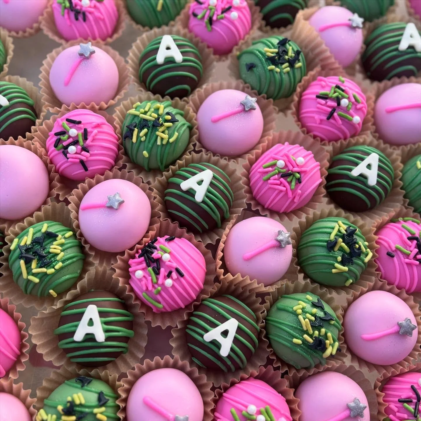 Who else is seeing wicked this weekend!? Loved these baby shower Cakeballs for the sweetest wicked themed celebration!💚💗🖤🧙🏻🪄