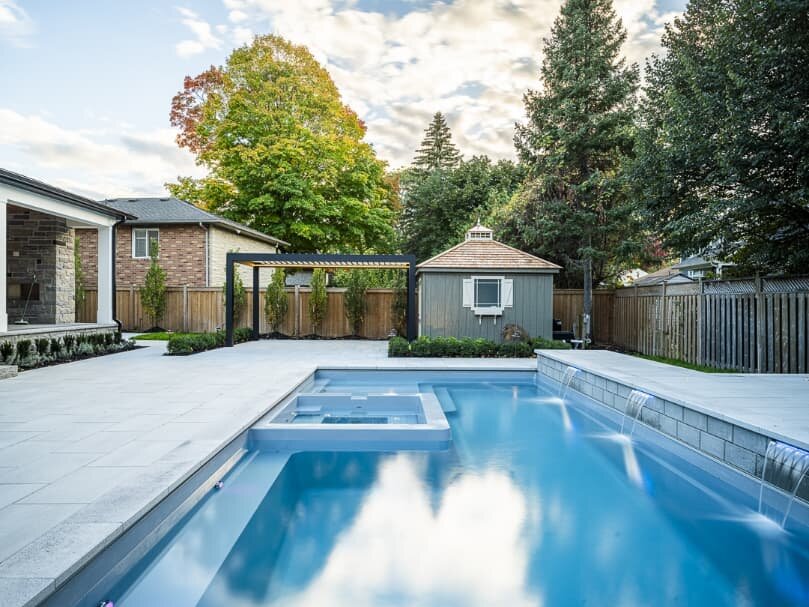 💥 *2024 SPRING SPECIALS ON NOW!* 💥 

An absolute beauty from end of last year! 😍  Dream backyard with spill over water falls, side walkway and full front entrance and driveway using @techobloc para HD and industria 100mm!

*SPRING IS CLOSE!* Conta
