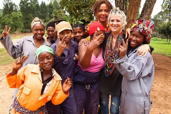 “When we tell the truth, we break the silence, we change the world.” Wise words from @eveensler, co-founder of @cityofjoyfilm 👏🏽 Endlessly inspired by these resilient female survivors turning pain into power in the Congo 🇨🇩 Have you watched #CityofJoy on Netflix? Let us know in the comments!

#friendofRM (noun): organizations changing the world that also receive support from @madonna @rayoflightfdn ✨ #traumatherapy #leadershipdevelopment #genderbasedviolence
