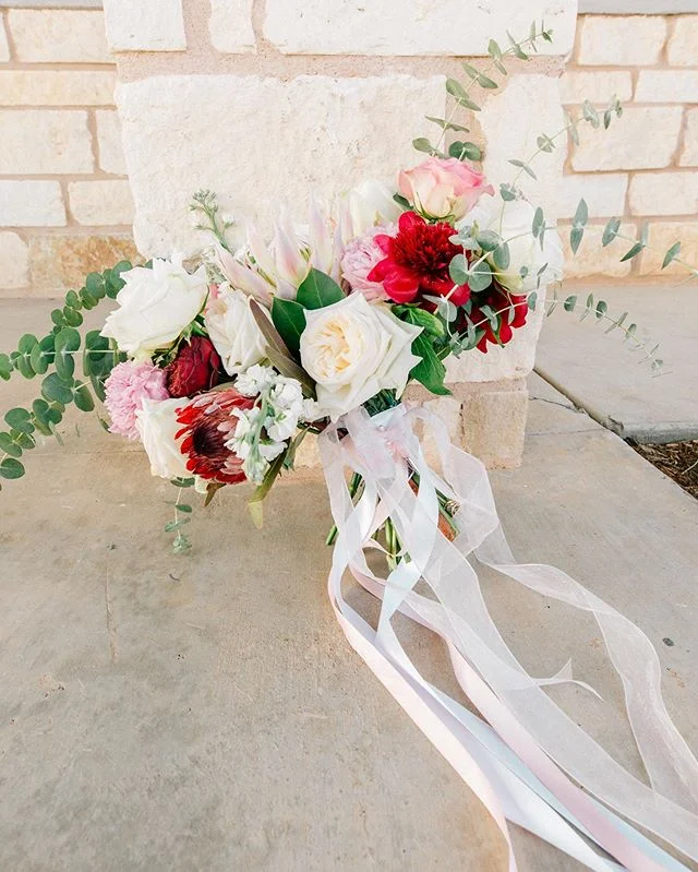 Ready, bouquet!😂 Such pretty colors and textures! What are some of your favorite flowers to see in the brides bouquet? 📸: @mikayladawnchaparro
💒: @autumnoaks_lubbocktx

#lubbockweddingcoordinator #realwedding #lubbockweddingflorist #westtexaswedding #weddingcoordination #ruffledblog #lubbockcaterer #letusserveyou
