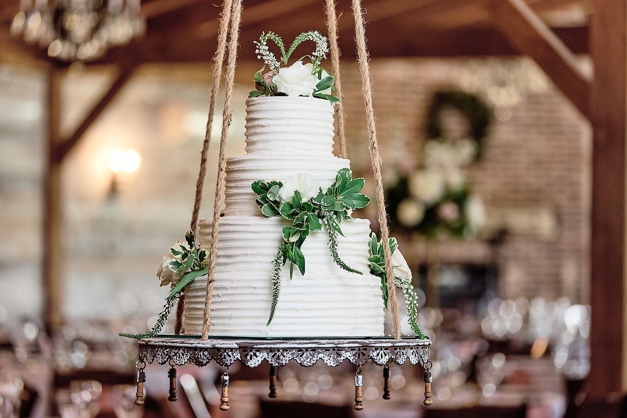 Sometimes you have to suspend your cake&hellip; @aprillsweettooth @caitlinandryanphotography