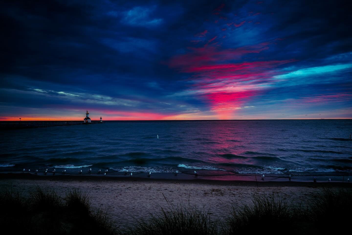 Lake Michigan Sunset&hellip; #lakemichigan #lakemichiganbeach #lakemichigansunset #ihateigcropping