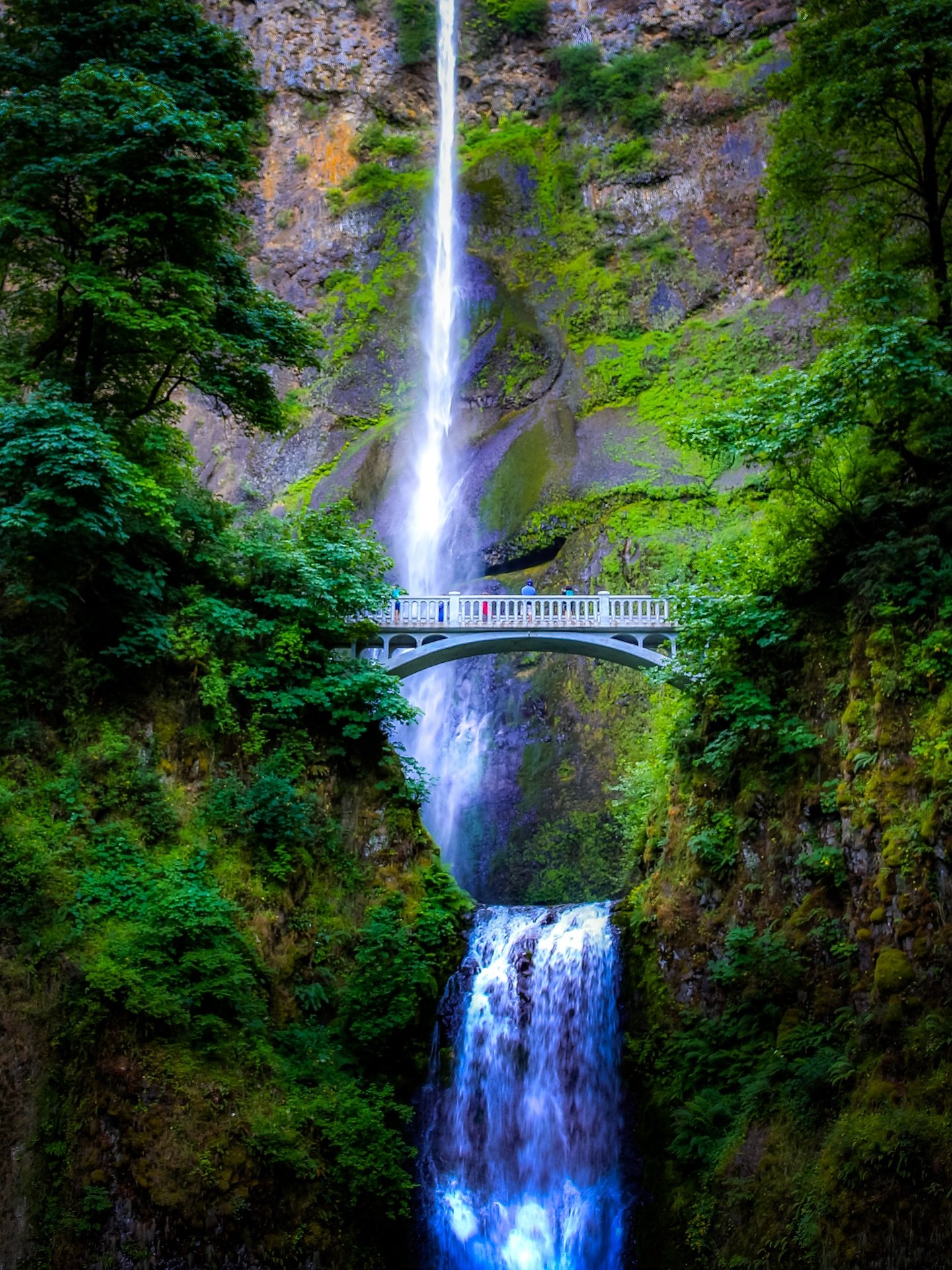Pro tip&hellip;. Visit early&hellip; real early to avoid the crowds.. or forget about photos 👍. #oregon #oregonexplored #pnw #pacificnorthwestart #multnomafalls #multnomahfallsoregon