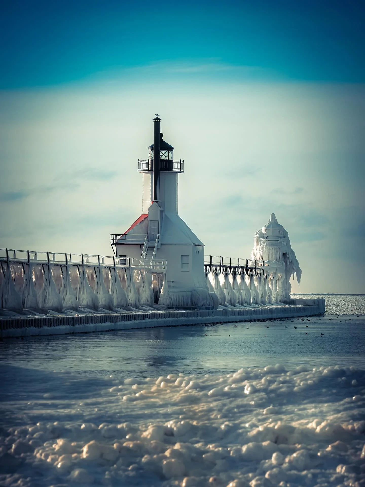 Winter still holding on &hellip; #winter #winterholdingon #greatlakes #lakemichigan #lighthouse