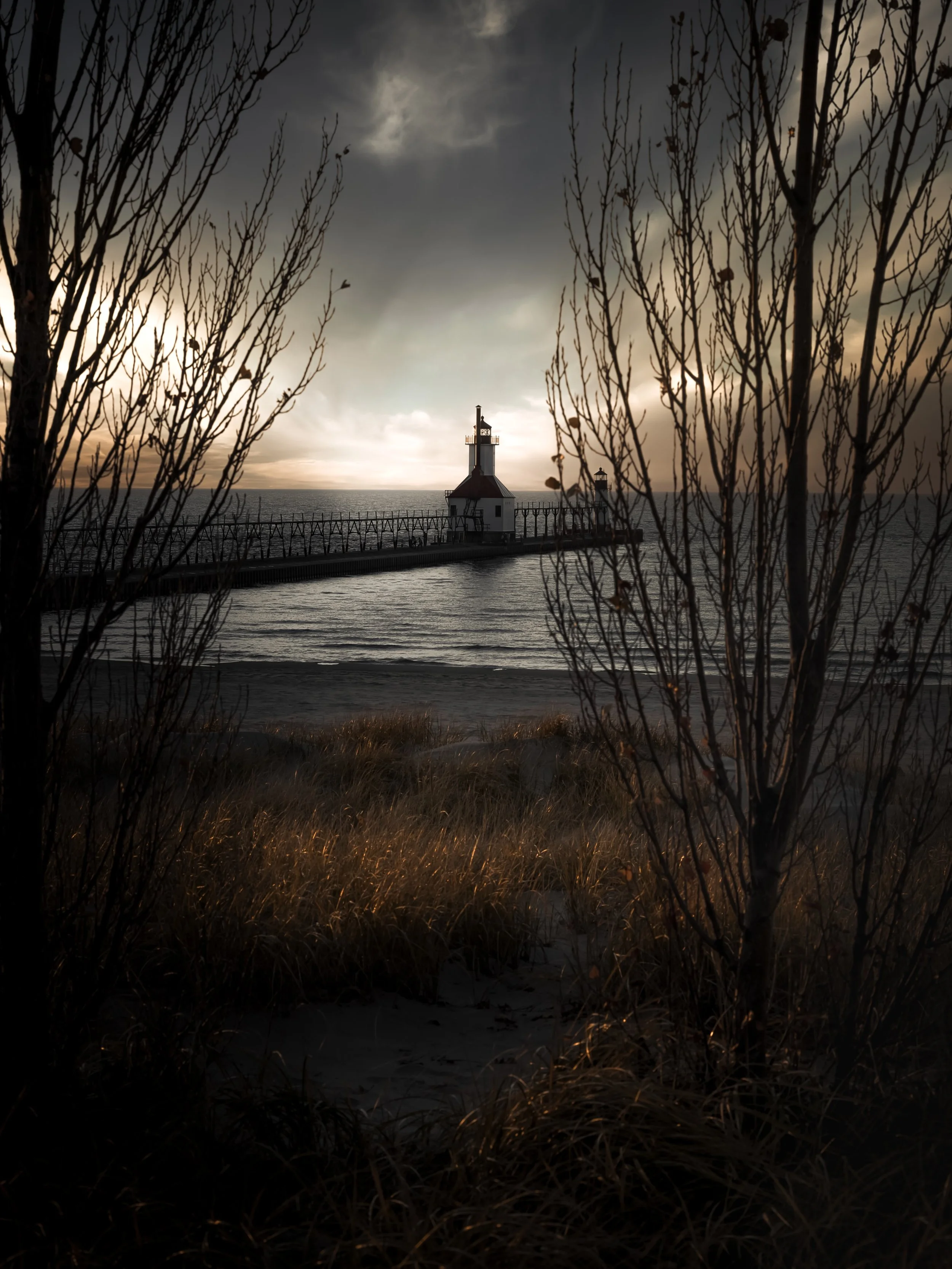 Catching the last light of day&hellip; #lastlight #goldenhourphotography #lighthouse#lakemichigan