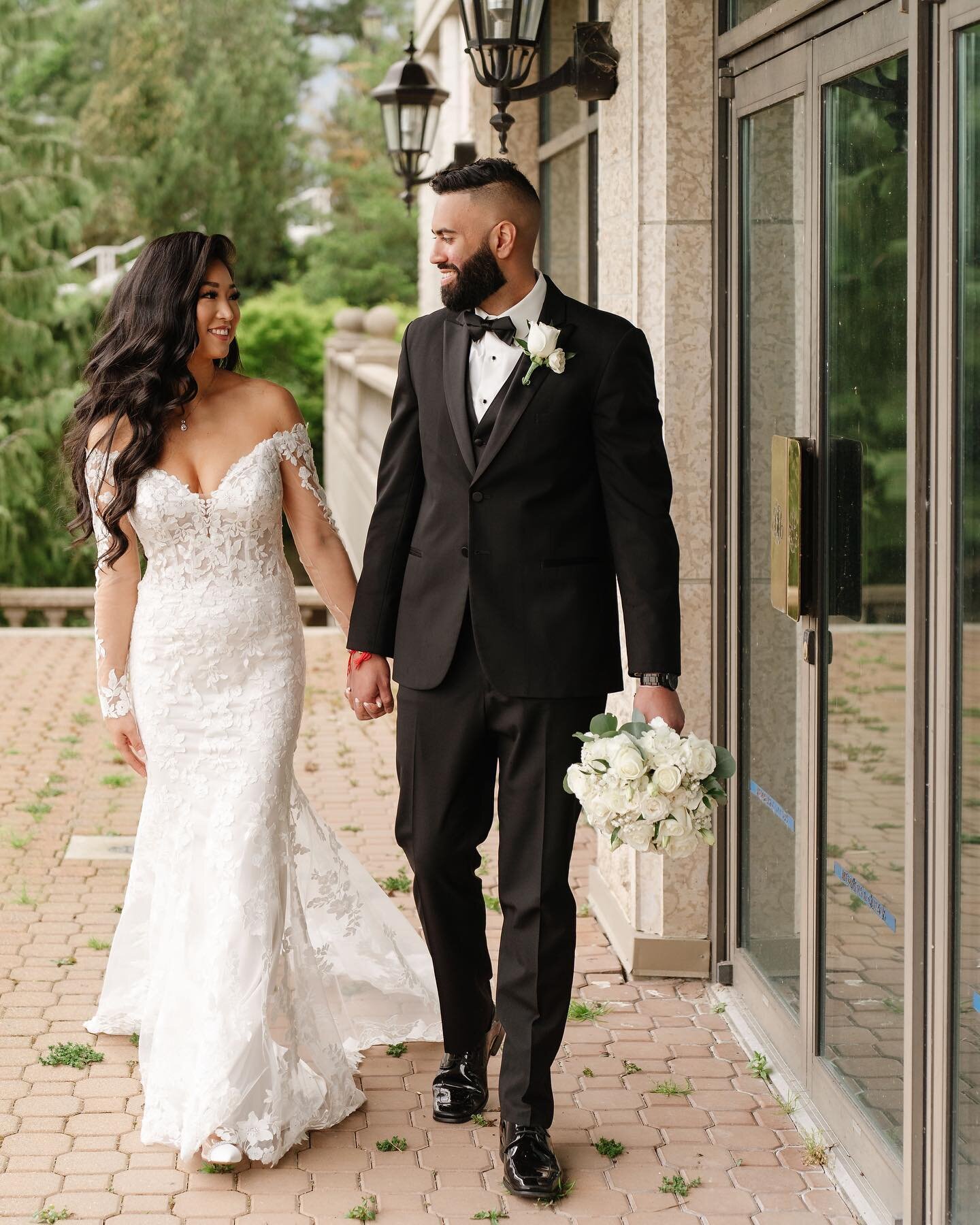 ✨ The beginning of forever ❤️

Venue @swanesetevents @swanesetbay 
Photo/Video @lumina.weddings 
Hair/Makeup @theloveteam_official 
Decor @divine_decor 
Officiant @weddingswithmitch 
DJ @djdiablo_vancity 

#WeddingPhotographer #BrideAndGroom #Wedding