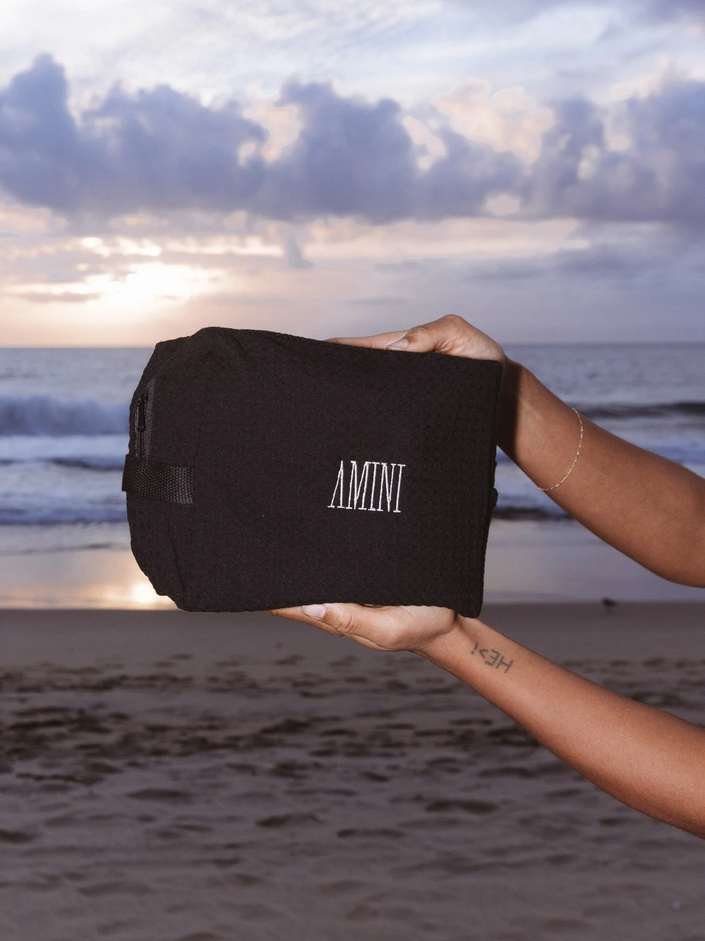 Makeup bag, beach accessories bag, bikini packing bag&hellip; whatever you need it to be. Now available 🐚