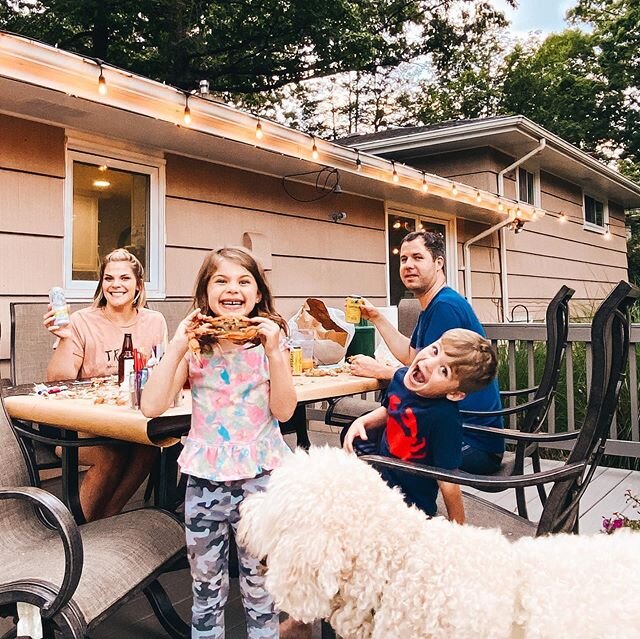 Cheers to Hadley&rsquo;s last days of kindergarten! There&rsquo;s a few reasons I&rsquo;m grateful for today...🤔#lastdayofhomeschooling #crabs #whiteclaw #beer .... to name a few 😅
Hadley&rsquo;s dinner choice was on point!! 🦀🦀😚👌🏼
.
.
.
.
.
.
