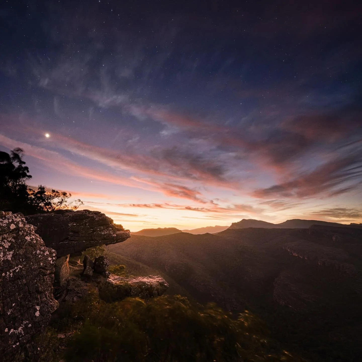 You know your plans for a good sunrise are working out when you still have starts in the sky when the clouds start to change colour.
@shellingdownsouth and I woke up at 3am to drive out the the Balconies in The Grampians this morning for sunrise, kno