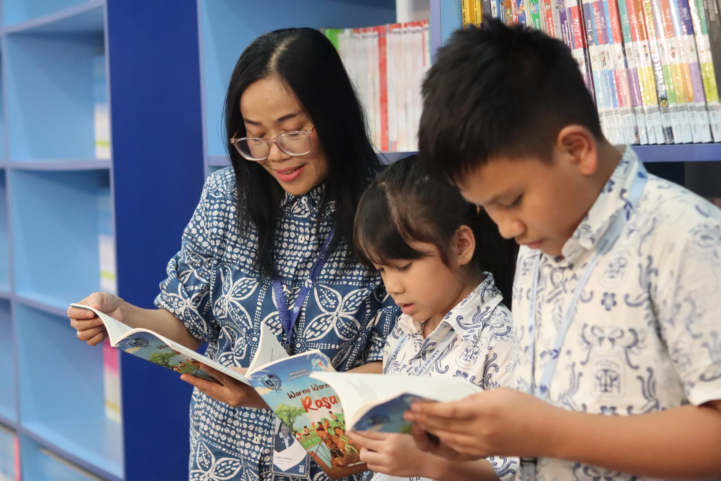 Ketika Buku Tak Lagi Dipeluk, dan Layar Menggantikan Pelukan Itu