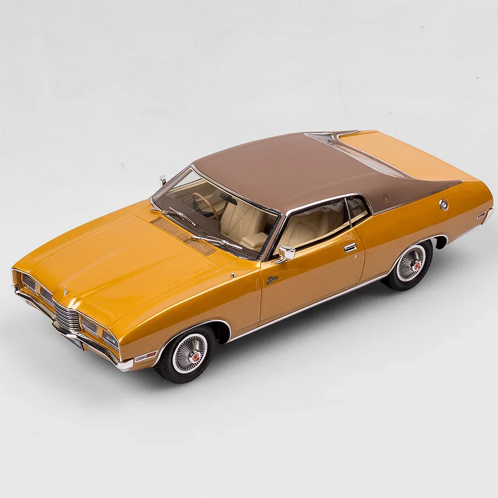 1:18 Ford P4 Landau - Tropical Gold - Authentic Collectables