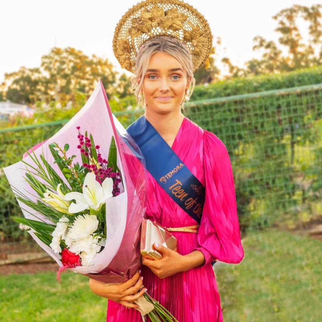 Beautiful Ella! Winner of the Hot to Trot FOTF Teen of the Day 2021. Ella has won this competitione every year since its inception! 
.
Congratulations once again, Ella, and thank you so much to @temoraflowercentre for the amazing flowers we presented