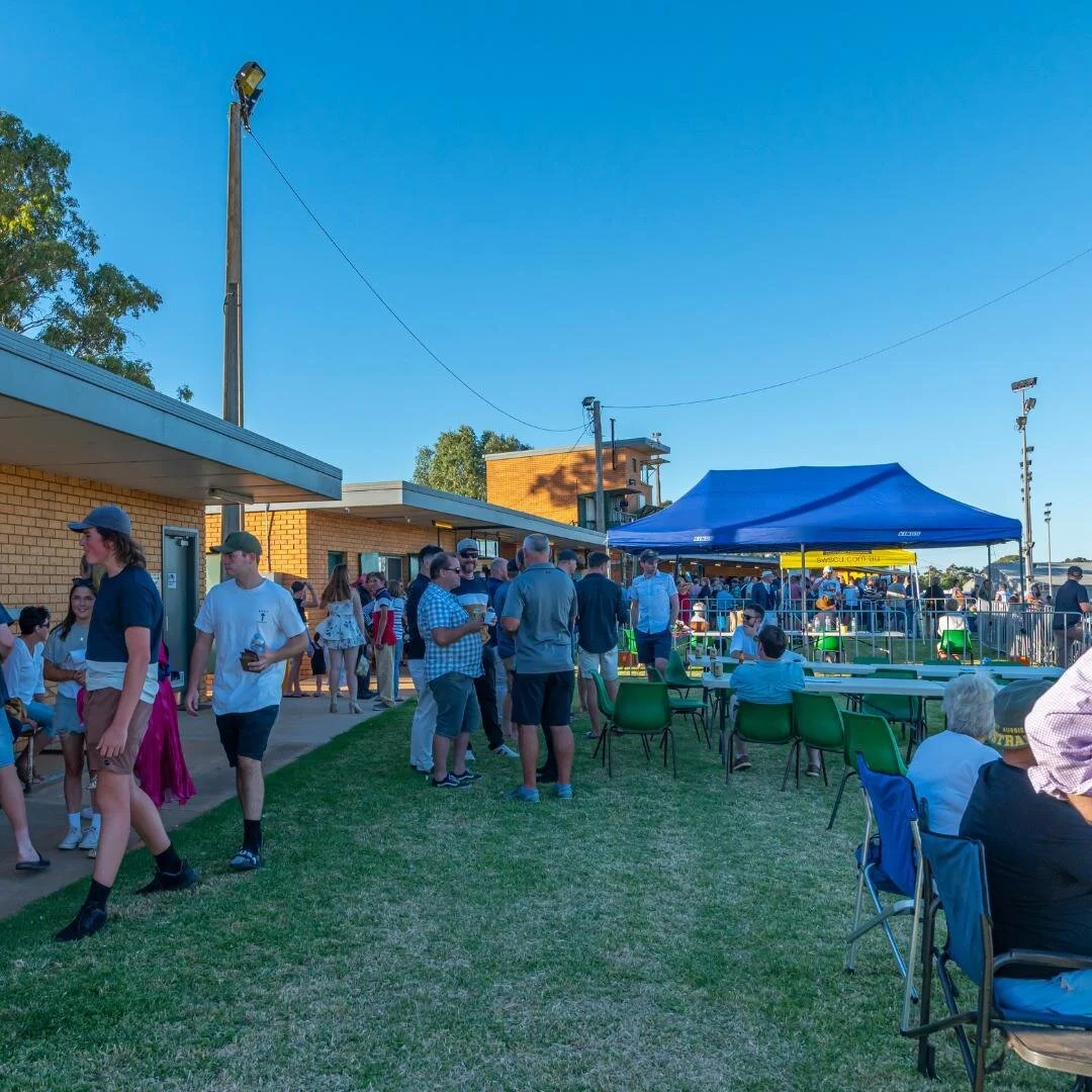 Great shot by @glenrossphotographer capturing a brilliant blue sky over the large crowd at our Hot to Trot Carnival of Cups on 9 January 2021.
.
#HRNSW #harnessracing #harnessracingnsw #harnessracingaustralia #temoratrotting #temoratrottingclub #temo