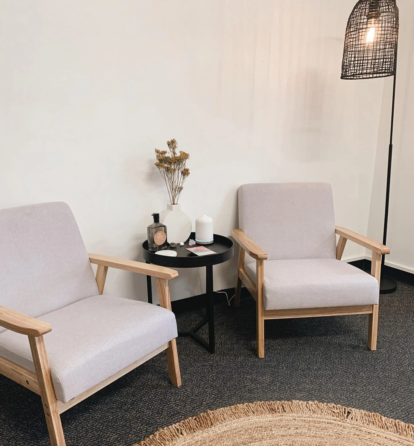 𝗪𝗮𝗶𝘁𝗶𝗻𝗴 𝗿𝗼𝗼𝗺 💛

Creating a space where you can zen out, grab a book and just centre yourself before and after session.