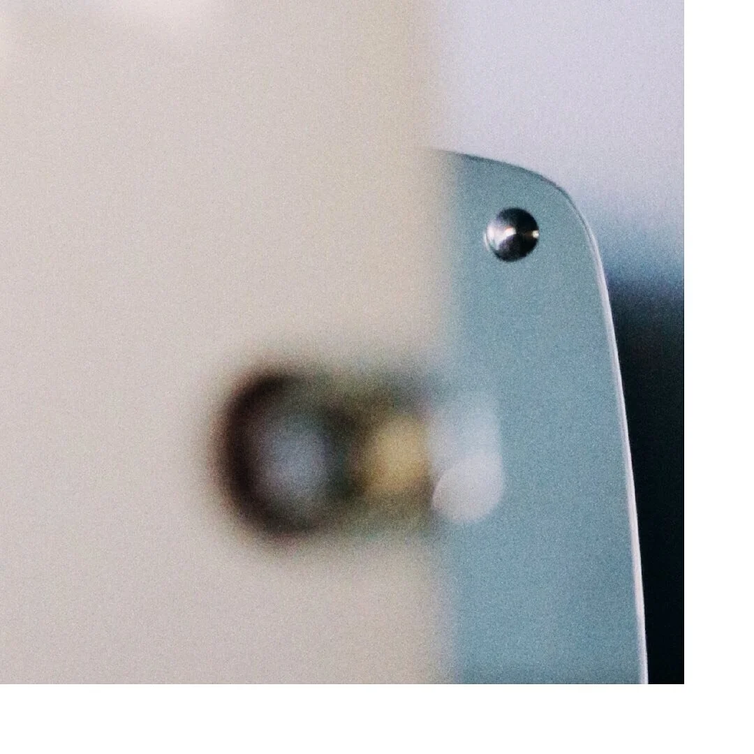 ⠀
雑誌「ONKUL」とのコラボレーションとして
生まれた別注カラー・シルバー&times;ホワイト。⠀
（限定 100 個）
⠀

ファッション感度の高いユーザーに⠀
あらゆるシーンでご使用いただけるよう、⠀
マットな質感で落ち着いた印象に仕上げることで、⠀
より一層、花器として生ける植物が引き立つような⠀
カラーリングとなっています。

また、ご購入特典として「70cmの景色」と⠀
「ONKUL」のコラボレーションを記念した⠀
Wロゴ入りオリジナル風呂敷のプレゼントを⠀
ご用意しております。

今回特別につくられた「時を生ける」で、⠀
壁掛けの花器としてお好きな植物を飾るなどして、⠀
ご自宅で素敵な空間を演出してみては⠀
いかがでしょうか。
⠀
⠀
⠀ 
#70cmの景色 #kesiki70 #インテリア雑貨
#花器 #ドライフラワー #時を生ける ⠀
#おうち時間を楽しむ