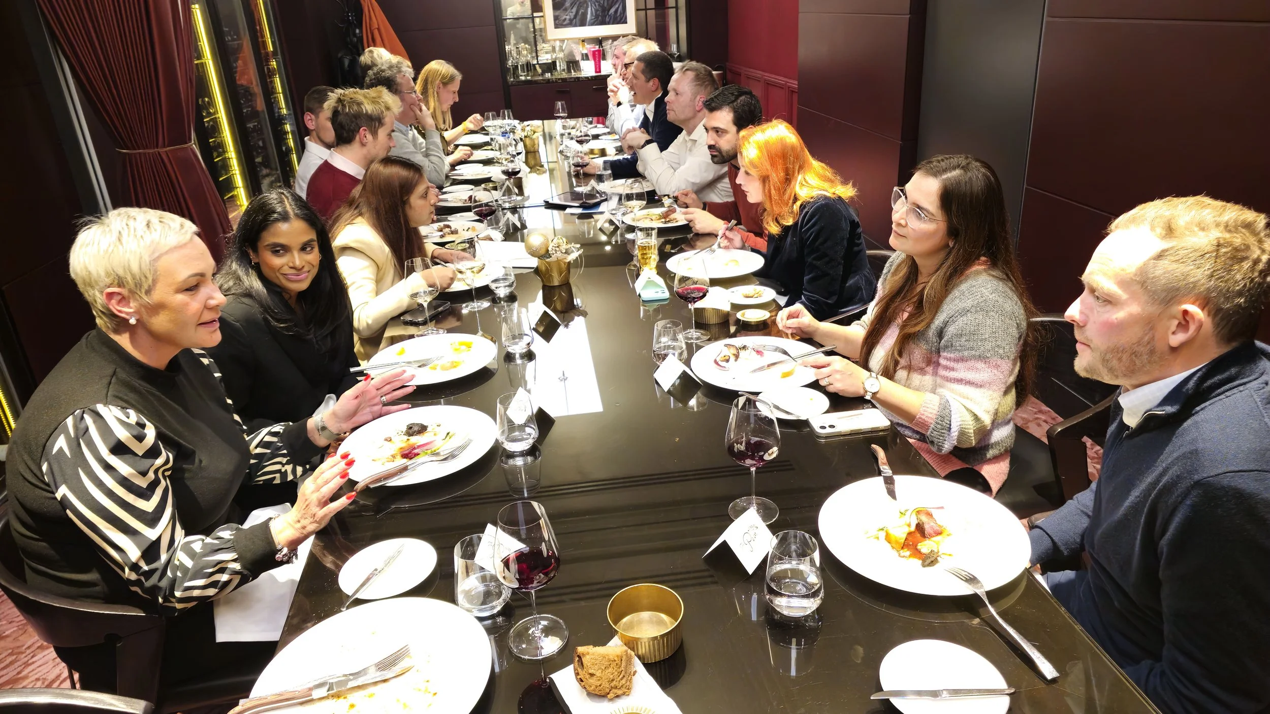 Senior people leaders exchanging views around a People Strategy Hub Roundtable dinner