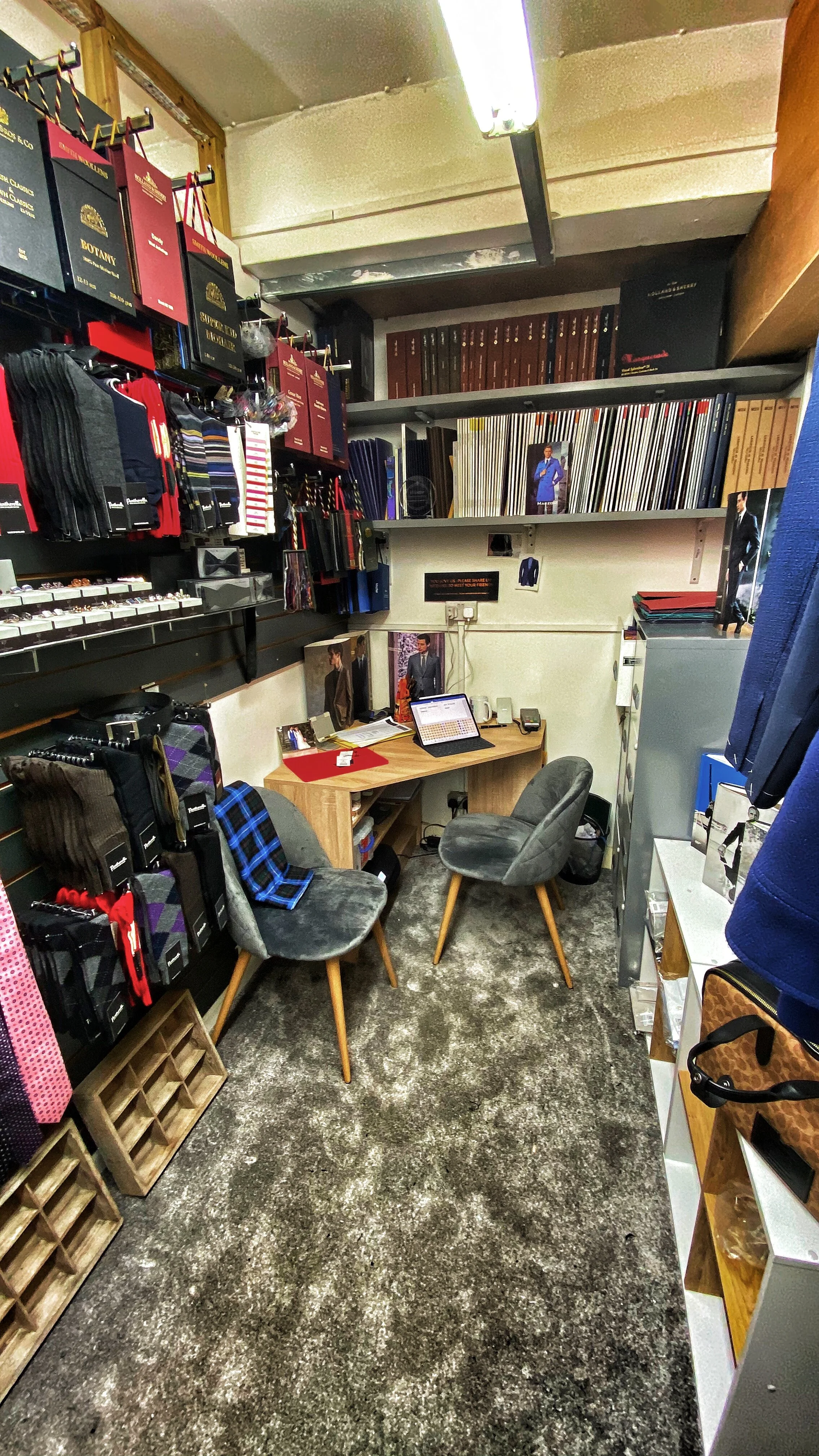 Roberto Revilla London Bespoke Suits, Bespoke Shirts and Smart Casual Wear.  Bespoke Jeans & Bespoke Polo Shirts.