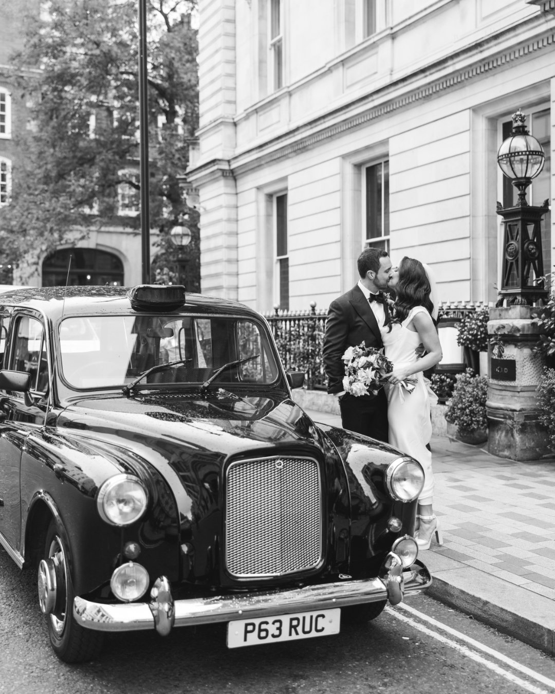 4. London Cab Kiss.jpg