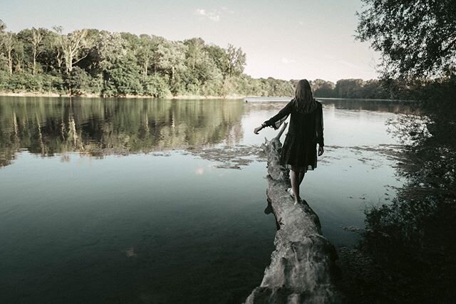 girl by the lake 🔴📷
@sophia.wee ✌🏼
.
.
.
#portraitshooting #portraitphotography #photoshooting #home #lake #pfalz #pfalzliebe #baggersee #summervibes #gesichterderpfalz #leica_camera_deutschland #leica_photos #leicaq2 #madeinwetzlar #leicacommunit