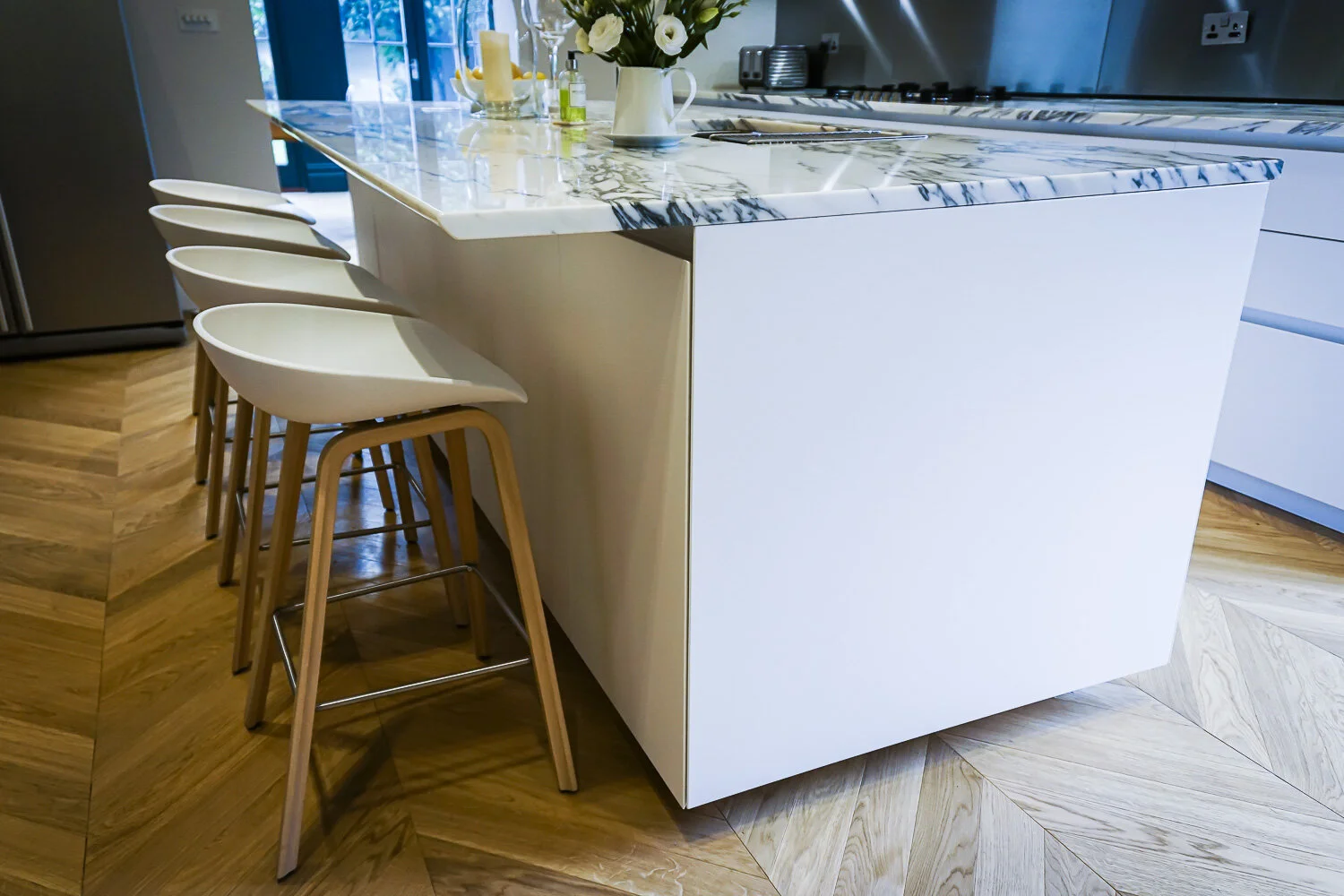 harrogate-euromobil-antis-matt-white-lacquer-handleless-kitchen-with-arabascato-marble-worktop (8 of 14).jpg