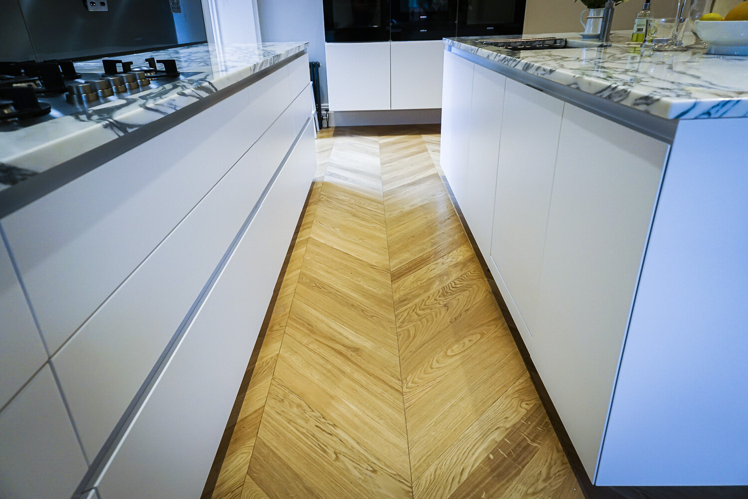 harrogate-euromobil-antis-matt-white-lacquer-handleless-kitchen-with-arabascato-marble-worktop (5 of 14).jpg