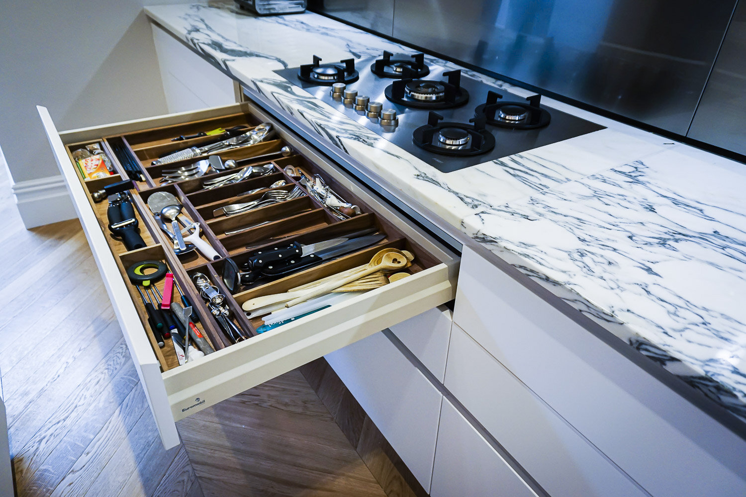 harrogate-euromobil-antis-matt-white-lacquer-handleless-kitchen-with-arabascato-marble-worktop (14 of 14).jpg