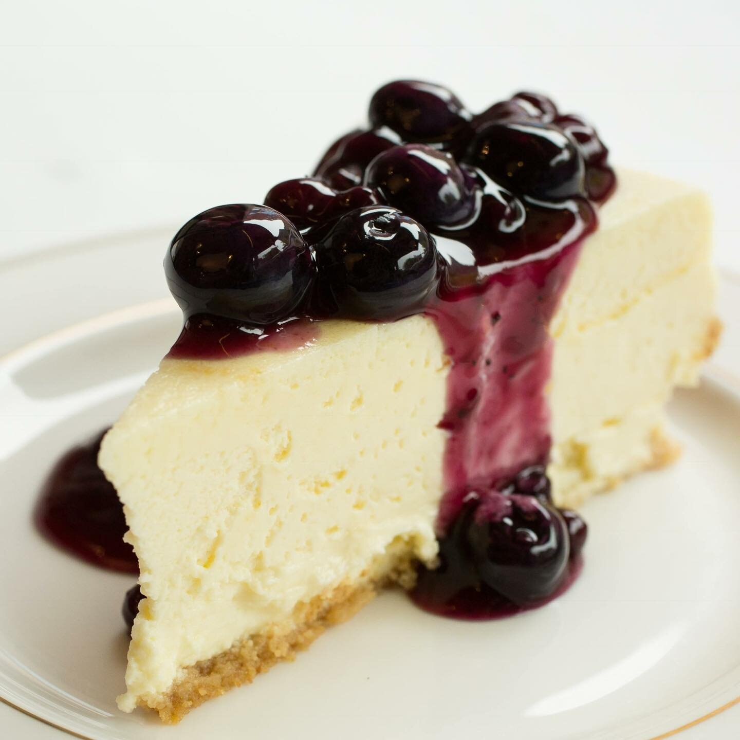 Dripping in to the weekend like&hellip; 🫐💙

#cheesecake #eileenscheesecake #eileensspecialcheesecake