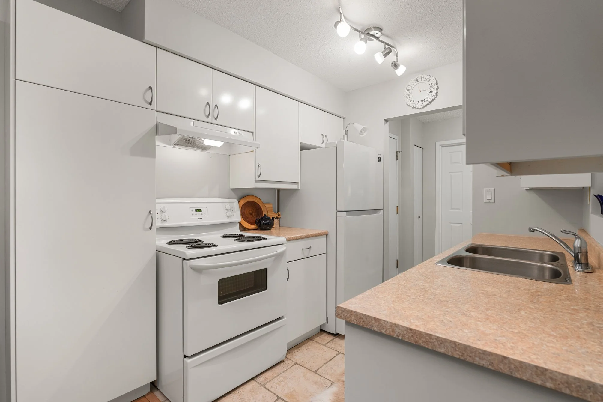 215 4373 Halifax Street Burnaby 09.jpg