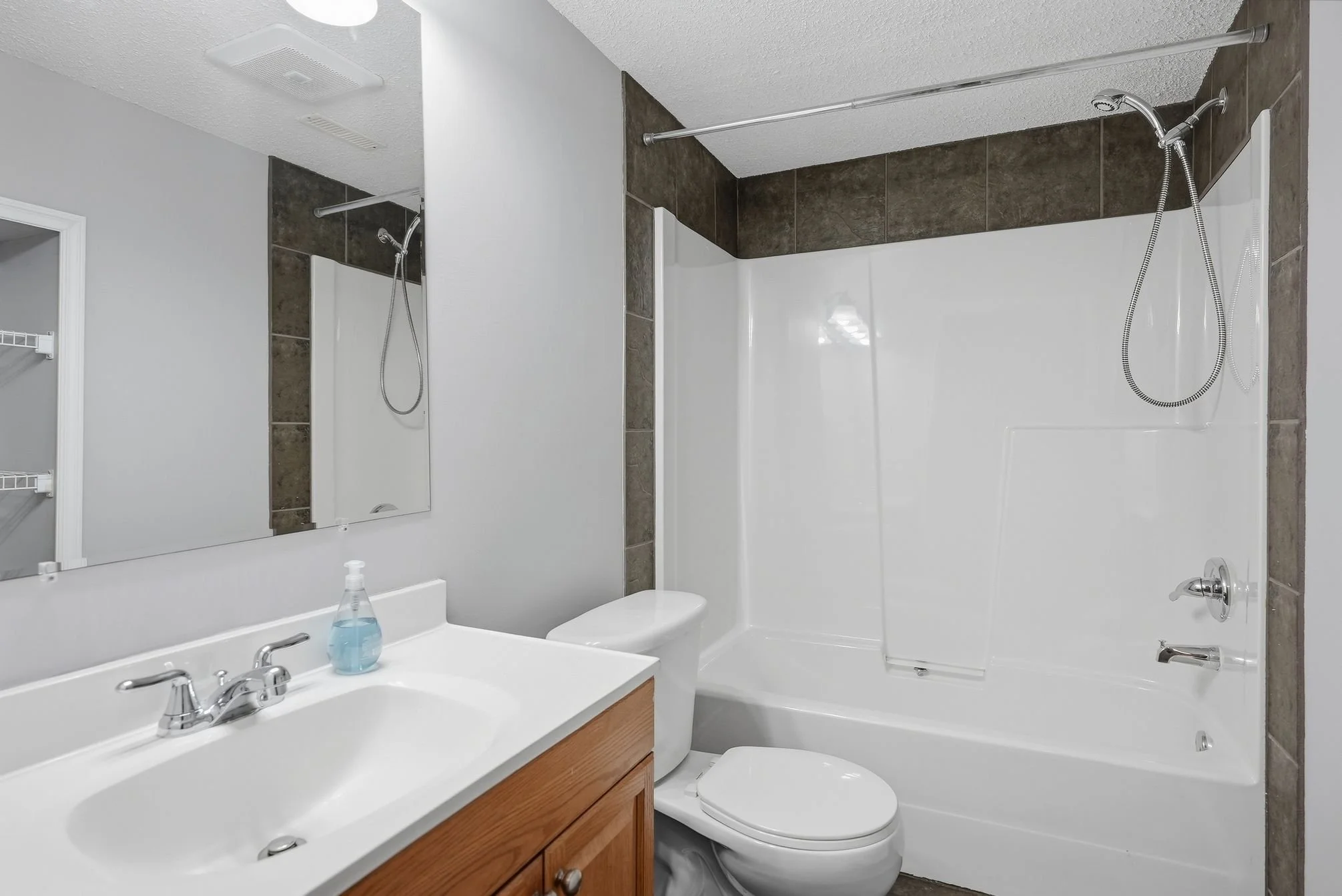 11720_Cottonwood_Dr_Maple_Ridge_035.jpg