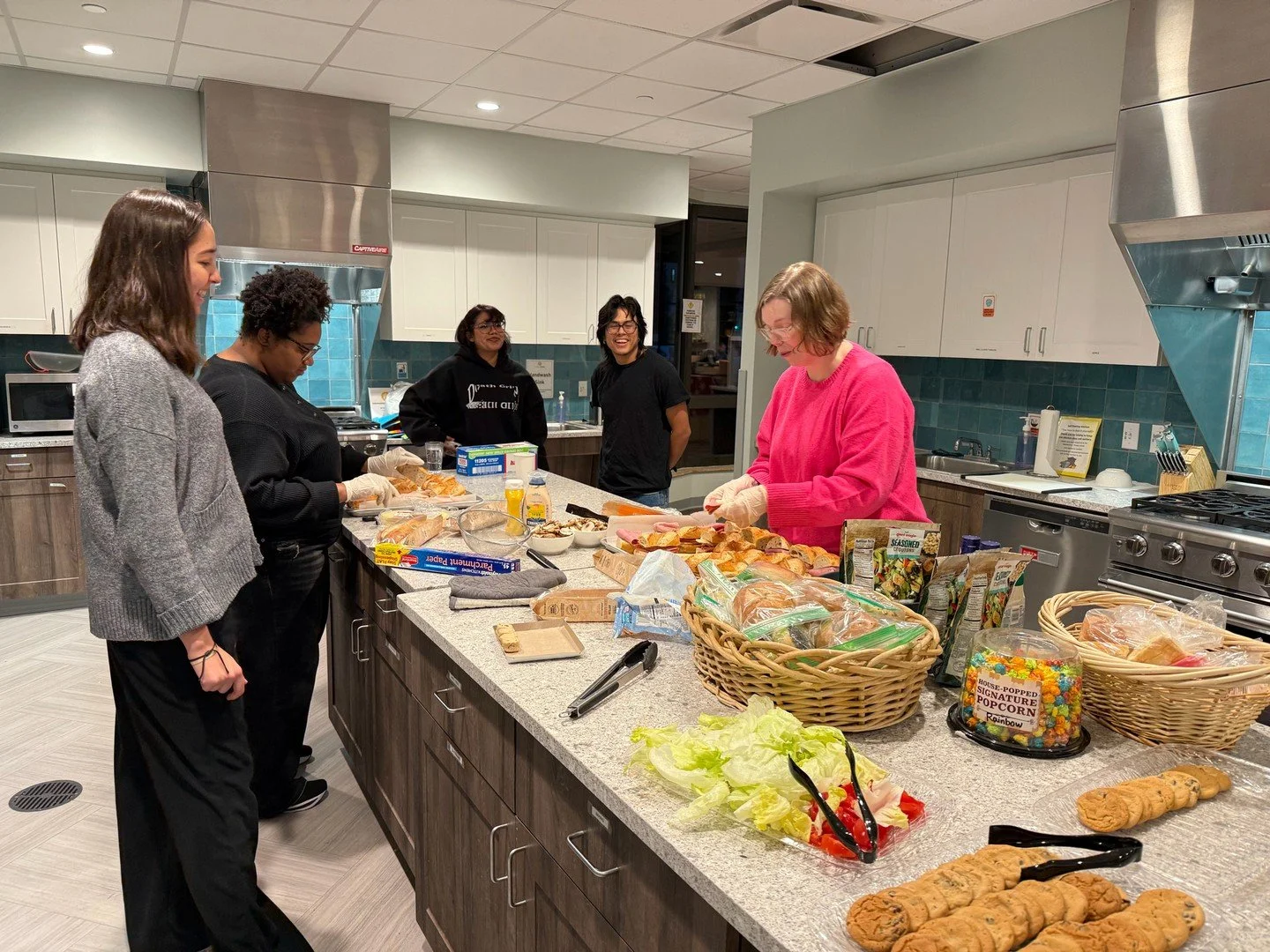 Two weekend ago, our BGSA members volunteered to make a community dinner for the patients&rsquo; family and friends staying at the Family House staying next to Hillman Cancer Center. What a great experience! Kudos to our COC for organizing this! 

#c
