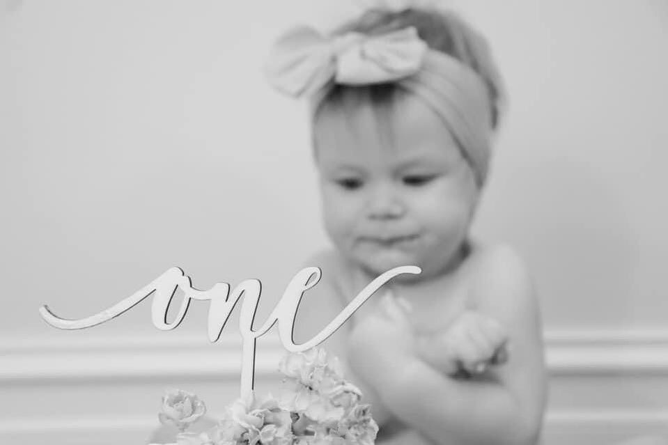Stella, how in the world are you going to be TWO in two months?!?! Auntie Ca loves you ✨ 
&bull;
&bull;
#cakesmash #one #birthday #toddler #oneyearold #michiganphotographer