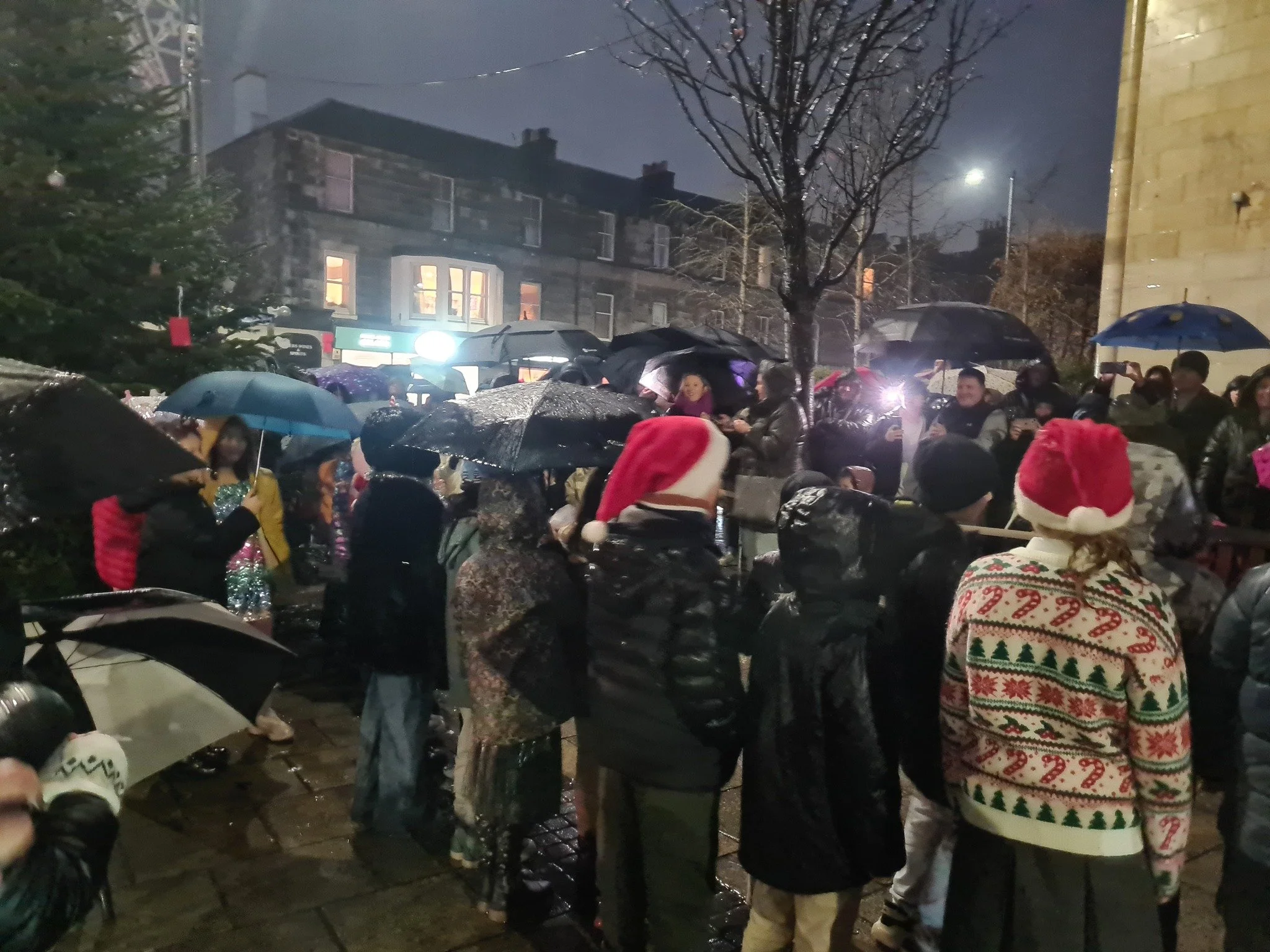 It rained and it rained but Portobello's Festive Lights Switch On still went ahead and it was epic!!!
*Huge thankyou* to the Primary 4 singers from St John's RC Primary School, Portobello and to their teachers Ms Mitchell and Miss McCaughey. What a p