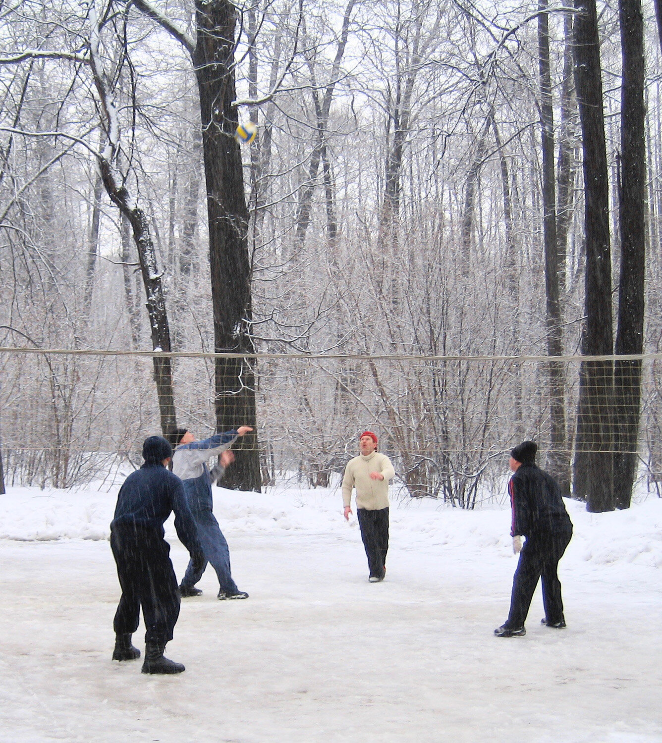 snow fall volleyball, ismalayovska park.jpg