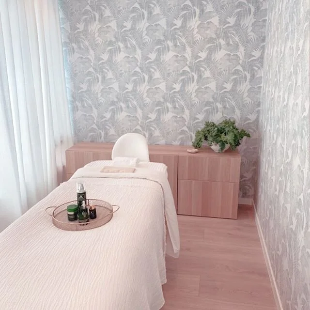 ~ healing space ~ 
The moment you choose to touch your face with intention, everything changes. Present/caring touch can amplify connection, healing, regeneration, vitality and f l o w ✨ throughout your entire being - @flowskinfood