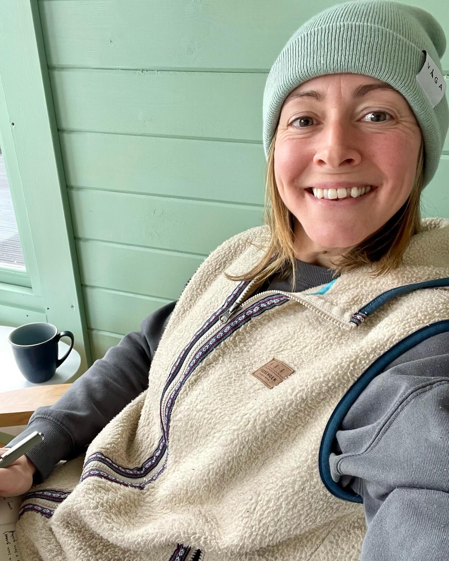 Staying cosy in the cabin 🥹 Just finished all my client sessions for the week (@littlewoodjenna treating me to a spa day tomorrow! 😌) and now writing up my notes, whilst listening to the rain pitter patter outside 📝🌧️

Really proud of my clients 