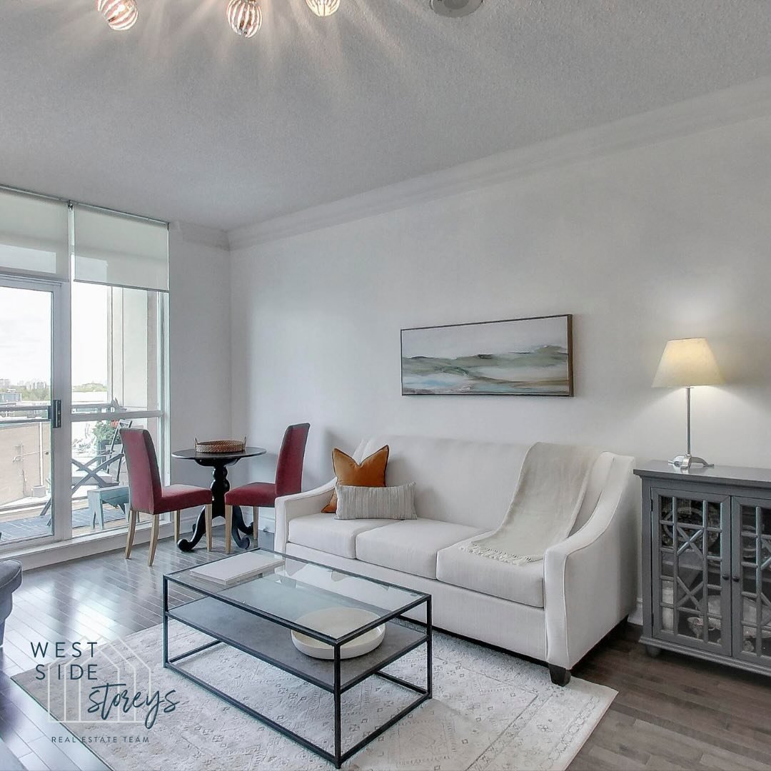 JUST LISTED ✨ Gorgeous rarely available condo for sale at 1002 - 319 Merton Street in midtown!

This beautiful and spacious 2 bed/2 bath condo in the The Domain is move-in ready and the highly functional floor plan provides open living/dining space f