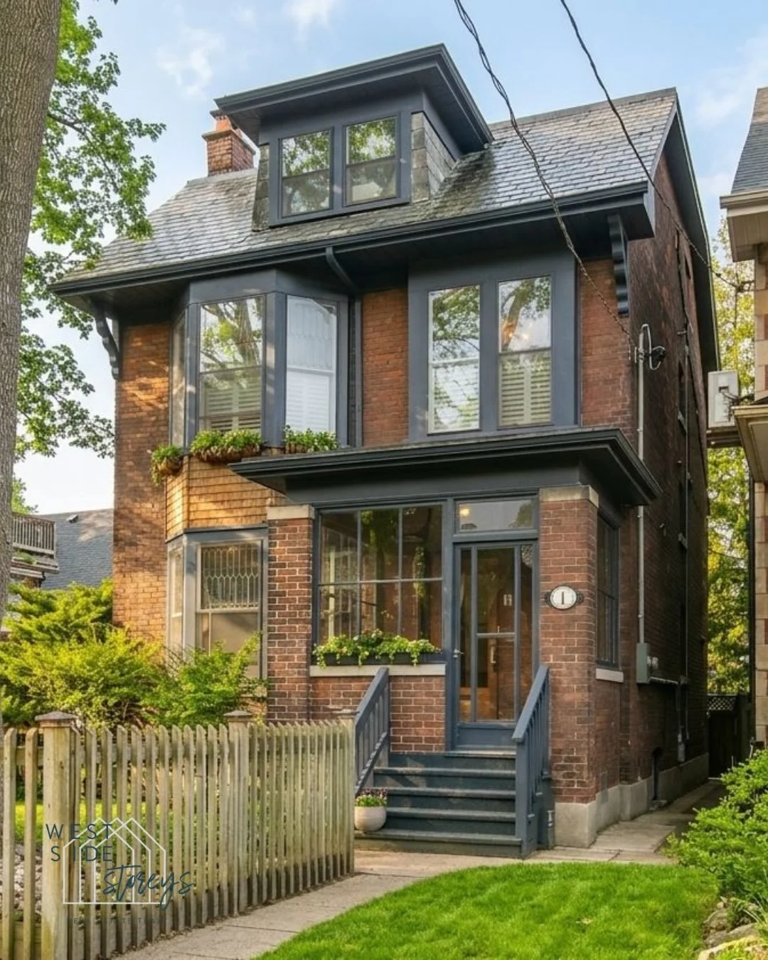 JUST LISTED 🏡 Spacious and charming detached home in High Park/Roncesvalles at 1 Algonquin Ave.

This gracious 5+1 bedroom/3 bath home has maintained its stunning original details while integrating modern updates throughout. 

+ a cozy enclosed porc