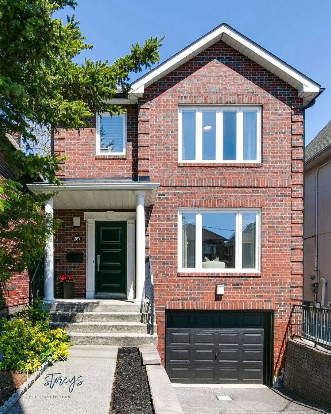 JUST LISTED 🏡 Thirty year old Swansea detached with all the modern amenities at 267 Windermere Avenue

This stunning 3+1 bedroom/4 bath home blends gracious scale with contemporary comfort. Enter through spacious, light-filled rooms where soaring pr