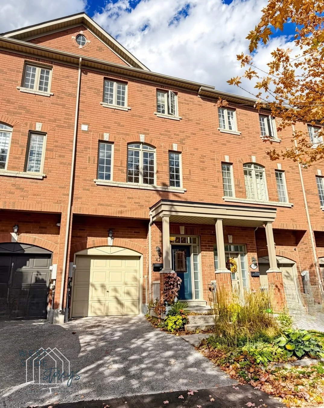 JUST LISTED 🏡 Stylish, Turnkey Living in Etobicoke at 42 Bell Manor Drive

Beautifully renovated from top to bottom, this exceptional 3 bed/3 bath freehold townhouse blends sophisticated design with everyday functionality.  A thoughtfully updated ho
