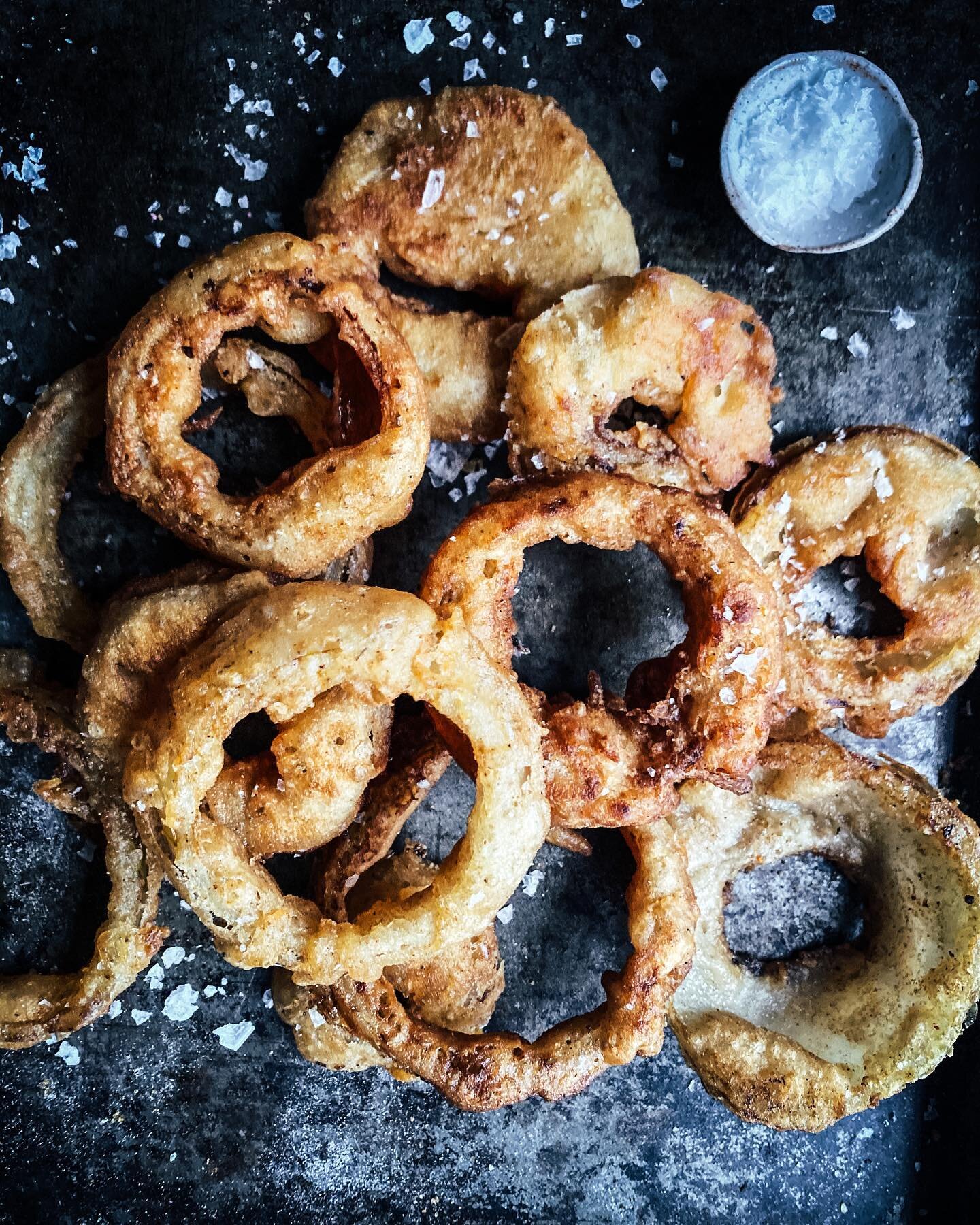 Crispy Sourdough Onion Rings. Made by dipping onion rings into sourdough discard then seasoned flour and fried until crisp and golden. 

#sourdough #sourdoughdiscard #sourdoughdiscardrecipe #crispyonionrings #crispyonions #sourdoughchronicles #advent